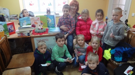 „Knygų Kalėdos“ su mažiausiais Paluknio bibliotekos lankytojais